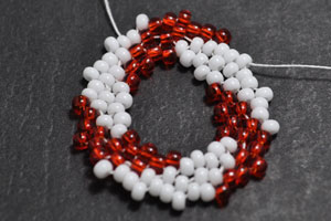 Step 1e: Add one bead in between the beads strung in Round 4